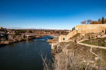 Fototapeta na wymiar Rio Tejo e muralhas de Toledo, Espanha.