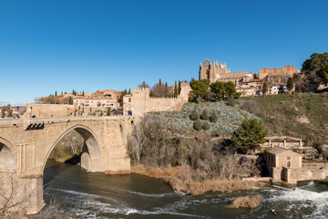 Ponte San Mart&iacute;n, rio Tejo e igreja San Juan, Toledo, Espanha.