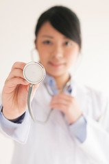 聴診器を持つ女医の手元