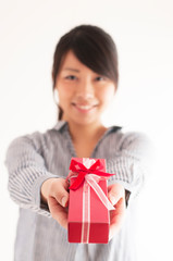 プレゼントを渡す女性の手元