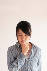 喉の痛みに悩む女性