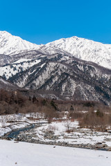 Fototapeta premium 白馬村の雪山と青空の雪景色