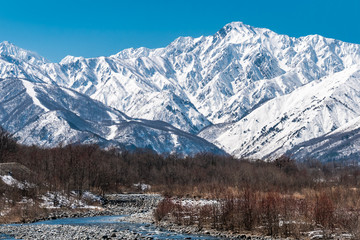 白馬村の雪山と青空の雪景色 © inas
