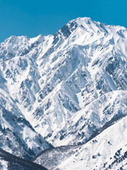 Obraz premium 白馬村の雪山と青空の雪景色