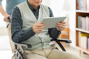 シニア男性　車椅子