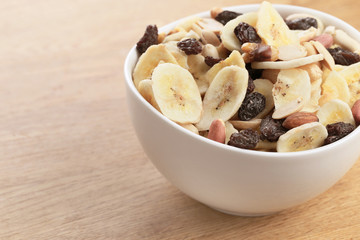 ボウルに入れたドライフルーツ＆ナッツ
