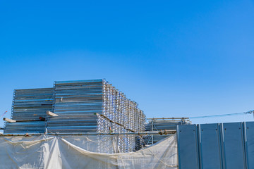 足場置き場　建設工事中
