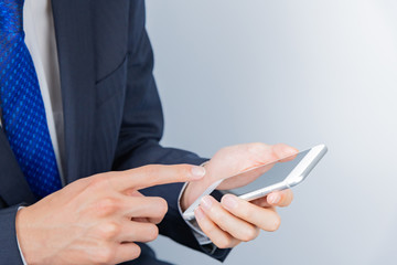 スマートフォンを持つビジネスマン　白背景