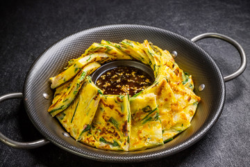 チヂミ　韓国グルメ　韓国のお好み焼き jijim and iron pan Korean food