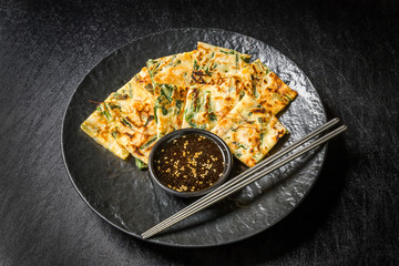 チヂミ　韓国グルメ　韓国のお好み焼き jijim and iron pan Korean food