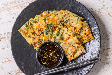 チヂミ　韓国グルメ　韓国のお好み焼き jijim and iron pan Korean food
