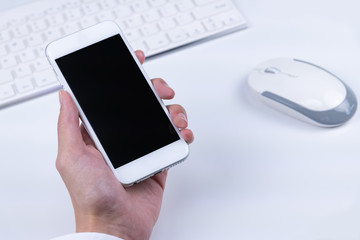 スマートフォンを持つ手　ビジネスイメージ　白背景