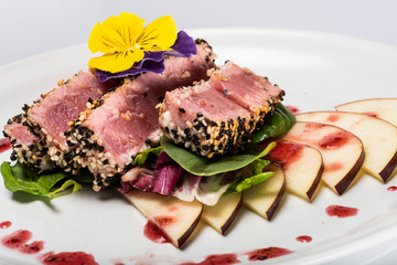 ATÚ SELLADO CON COSTRA DE AJONJOLÍ