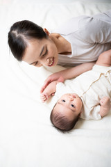 Obraz na płótnie Canvas 赤ちゃんと母親