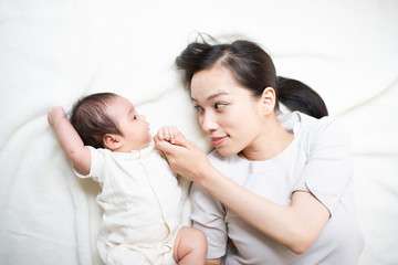 Fototapeta na wymiar 赤ちゃんと母親