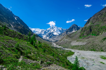 Obraz premium Akkem glacier river and mountains view. Summer in Altai mountains