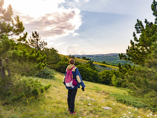 Naklejka premium professional photographer trying to chase nature