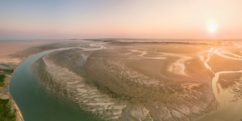 Survol de la Baie d'Authie depuis Fort-Mahon à marée basse.