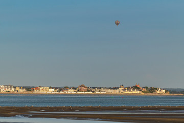 Mongolfières survolant le Crotoy en Baie de Somme
