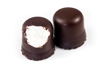 Schokoküsse isoliert auf weiß