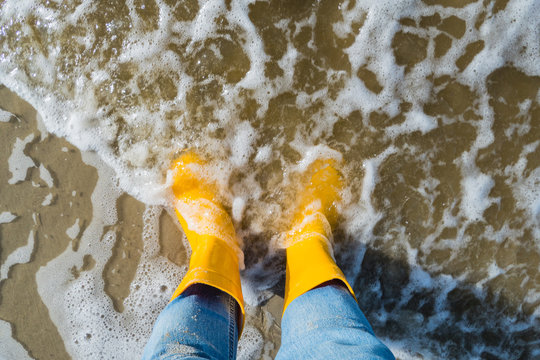 Gummistiefel im Meer Sonniges Wetter 