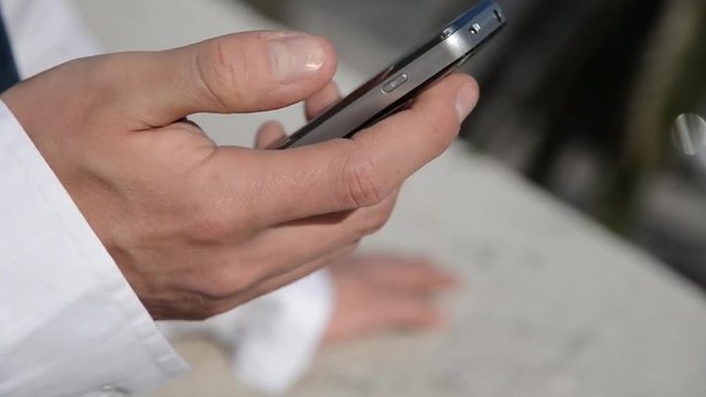 giovane uomo invia un messaggio dal proprio telefonino