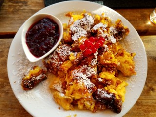 Kaiserschmarrn eine Süßspeise aus Österreich