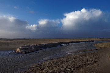 Fototapeta na wymiar Stormy sky in the bay of Somme nature reserve 