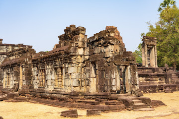 Fototapeta premium Ruins of halls in the cortyard of Bakong temple, Cambodia