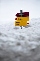 Wanderweg in der Schweiz. Schild für Wanderer.
