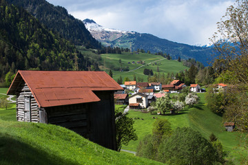 Fototapeta na wymiar Historisches Holzhaus in der Schweiz