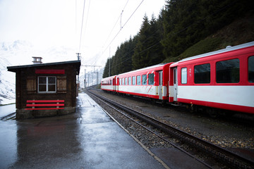 Fototapeta na wymiar Zug im Bahnhof