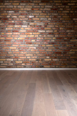 Parkett Eiche hell mit Fliesen Mauerwerk