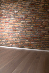 Parkett Eiche hell mit Fliesen Mauerwerk