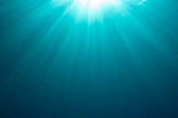 Fototapeta na wymiar Sunburst in blue ocean
