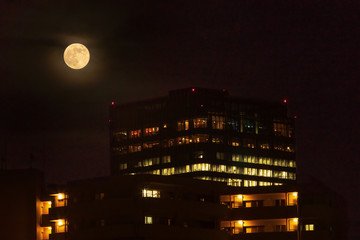 都会のスーパームーン