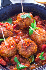 Polpette, Albondigas, Hackbällchen mit Tomatensalsa und Basilikum