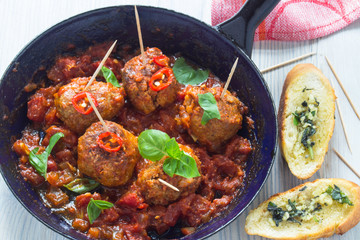 Polpette, Albondigas, Hackbällchen mit Tomatensalsa und Basilikum