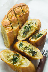 Knoblauchbaguette aufgeschnitten
