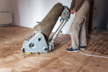 professional master grinding a parquet