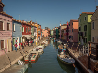 Kanal von Burano mit bunten Häusern