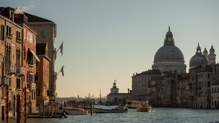 Fototapeta na wymiar Canal Grande mit der Santa Maria della Salute 