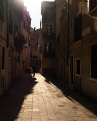 Seitengasse von Venedig mit Silhouette