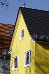 Gelbes Einfamilienhaus, Wohngebäude