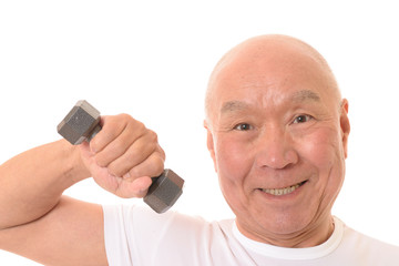 ダンベルで筋トレをする日本人シニア
