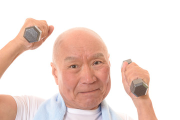 ダンベルで筋トレをする日本人シニア