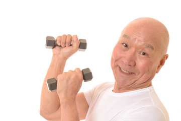 ダンベルで筋トレをする日本人シニア