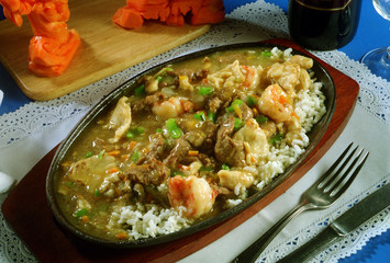 Bandeja con arroz hervido, junto a gambas y carne guisada, al estilo de los restaurantes chinos.