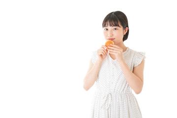 パンを食べる若い女性