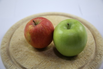 geschälter Apfel auf dem Brett